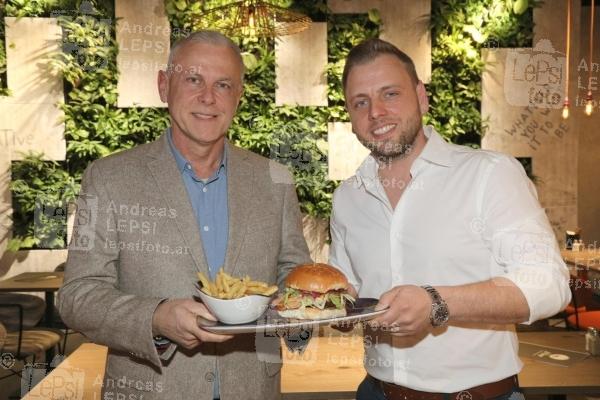 05.04.2023 |  Westfield Donau Zentrum |  Neue Burgermanufaktur für die Donaustadt<br>im Bild:<br> Thomas Tauber -Le Burger, Lukas Tauber -Le Burger,