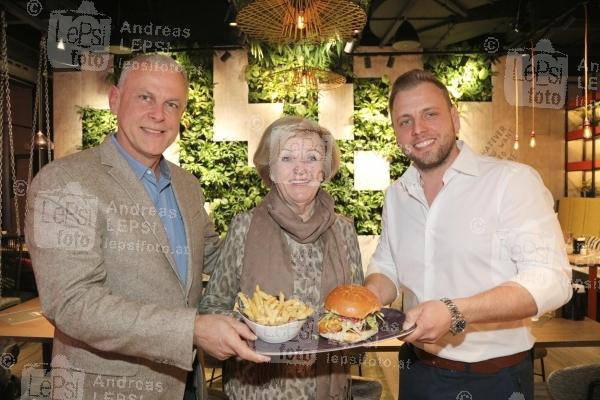 LE BURGER - Openeing 05.04.2023 | Westfield Donau Zentrum | Neue Burgermanufaktur für die Donaustadt<br>im Bild:<br> Thomas Tauber -Le Burger, Hilda Tauber, Lukas Tauber -Le Burger,