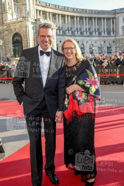 22.04.2023 |  Wiener Hofburg |  Gala-Verleihung des Fernseh-Preises von ORF u. KURIER<br>im Bild:<br> Thomas Mohr, -mit Gattin,