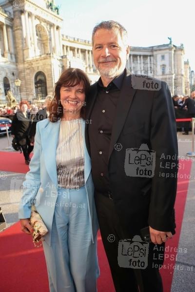 22.04.2023 |  Wiener Hofburg |  Gala-Verleihung des Fernseh-Preises von ORF u. KURIER<br>im Bild:<br> Andreas Prochaska, -mit Gattin,