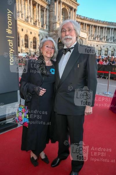 22.04.2023 |  Wiener Hofburg |  Gala-Verleihung des Fernseh-Preises von ORF u. KURIER<br>im Bild:<br> Georg Riha, -mit Gattin,