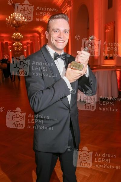 22.04.2023 |  Wiener Hofburg |  Gala-Verleihung des Fernseh-Preises von ORF u. KURIER<br>im Bild:<br> Michael Steinocher, -mit d Award,