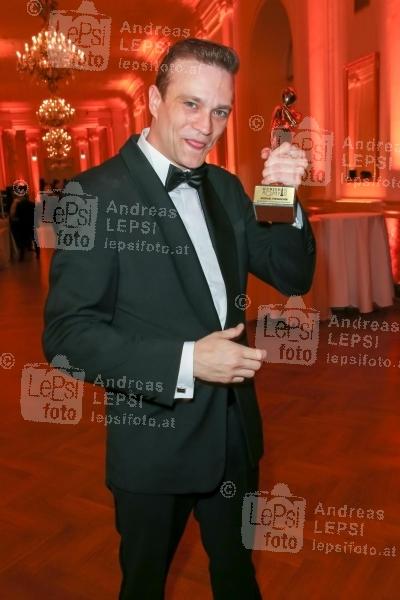 22.04.2023 |  Wiener Hofburg |  Gala-Verleihung des Fernseh-Preises von ORF u. KURIER<br>im Bild:<br> Michael Steinocher, -mit d Award,