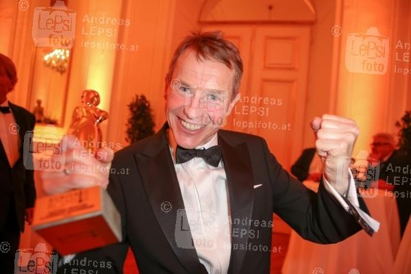 22.04.2023 |  Wiener Hofburg |  Gala-Verleihung des Fernseh-Preises von ORF u. KURIER<br>im Bild:<br> Andreas Goldberger, -mit d Award,