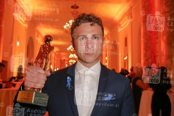 22.04.2023 |  Wiener Hofburg |  Gala-Verleihung des Fernseh-Preises von ORF u. KURIER<br>im Bild:<br> Max Hubacher, -mit d Award,