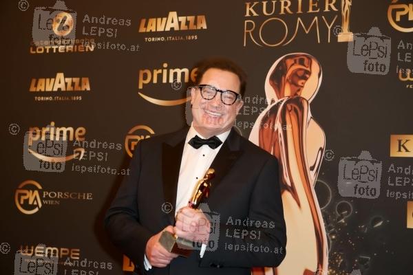 22.04.2023 |  Wiener Hofburg |  Gala-Verleihung des Fernseh-Preises von ORF u. KURIER<br>im Bild:<br> Brendan Fraser, -mit d Award,