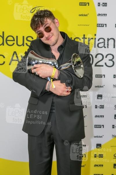 28.04.2023 |  Wiener Volkstheater |  Verleihung von IFPI Austria - Verband der Österreichischen Musikwirtschaft<br>im Bild:<br> Luca DJ LUMIX Michlmayr, -mit d Award,