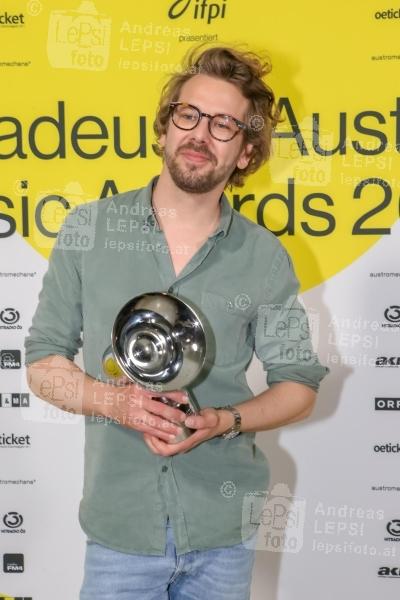 28.04.2023 |  Wiener Volkstheater |  Verleihung von IFPI Austria - Verband der Österreichischen Musikwirtschaft<br>im Bild:<br> Clemens LEMO Kinigadner, -mit d Award,