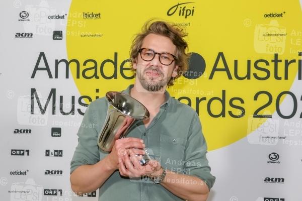 28.04.2023 |  Wiener Volkstheater |  Verleihung von IFPI Austria - Verband der Österreichischen Musikwirtschaft<br>im Bild:<br> Clemens LEMO Kinigadner, -mit d Award,