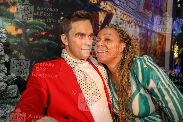 Christmas Star Festival 14.11.2024 | Madame Tussauds Wien | Enthüllung des exklusiven Ausstellungsbereichs<br>im Bild:<br> Stella Jones, Robbie Williams, -Wachsfigur,