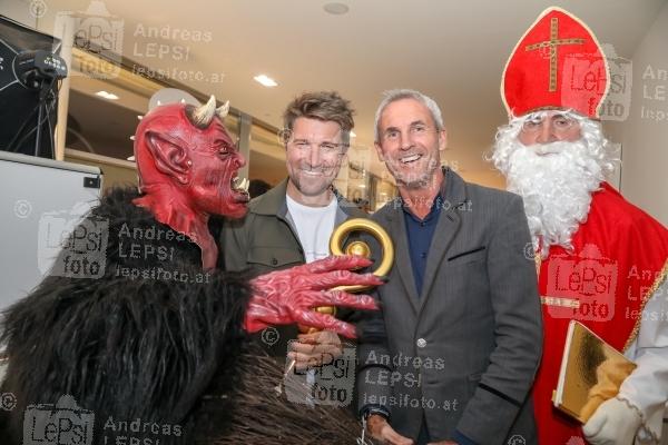 Österreichische Sporthilfe – Krampus Night 05.12.2024 | Hyundai Flagship Store | Mit aktuellen und ehemaligen Sportgrößen<br>im Bild:<br> -mit Krampus, Thomas Zajac, Michael Konsel, -mit Nikolo,