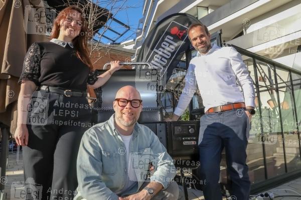 Webers grosses Frühlingspresseevent 2025 03.04.2025 | Das Steinhart | Innovative Neuheiten – Trends am BBQ-Markt<br>im Bild:<br> Franziska Munzlinger - Weber Marketing DE/AT, Daniel Ipser -GF Weber Österreich, Adrian Eck -Weber Marketing DE/AT, -m d neuen Weber Searwood XL Holzpelletgrill,
