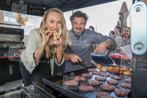 Webers grosses Frühlingspresseevent 2025 03.04.2025 | Das Steinhart | Innovative Neuheiten – Trends am BBQ-Markt<br>im Bild:<br> Ekaterina Mucha, Patrick Bayer -Grillweltmeister,