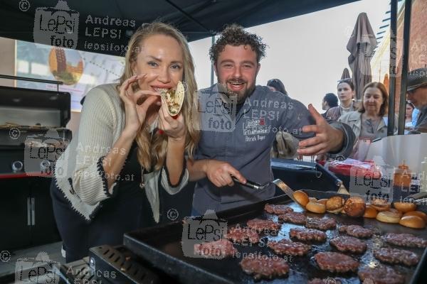 Webers grosses Frühlingspresseevent 2025 03.04.2025 | Das Steinhart | Innovative Neuheiten – Trends am BBQ-Markt<br>im Bild:<br> Ekaterina Mucha, Patrick Bayer -Grillweltmeister,