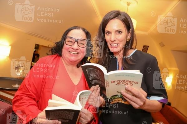 NADIA WEISS - Arrivederci Jesolo 07.04.2025 |  Cafe Engländer |  Präsentation des Debütromans <br>im Bild:<br> Maria Happel, Nadia Weiss, -mit neuem Buch,