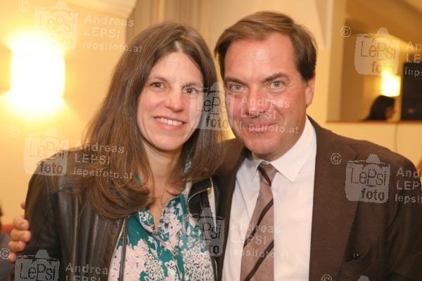 NADIA WEISS - Arrivederci Jesolo 07.04.2025 |  Cafe Engländer |  Präsentation des Debütromans <br>im Bild:<br> Laura Rudas, Rainer Nowak,