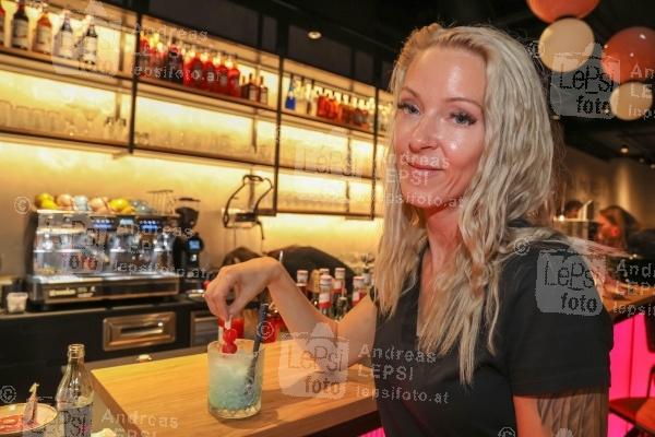 Eröffnung der Ersten LE BURGER Lounge 23.09.2025 | SCS Multiplex | Entspannende Beats in loungigem Ambiente<br>im Bild:<br> Simone Lugner, -Portrait,