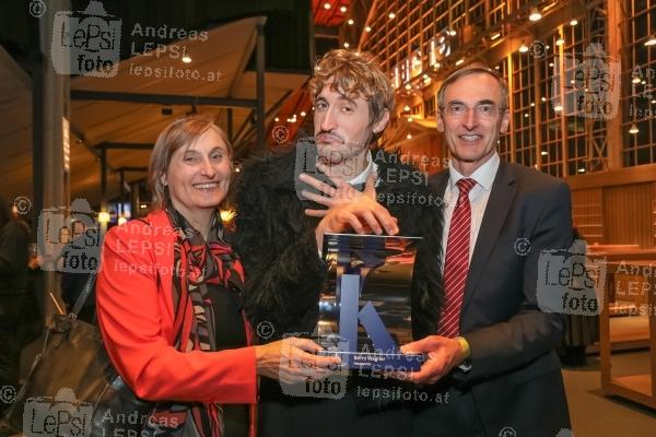 Österreichischer Kabarettpreis – 2025 24.11.2025 | Globe Wien | Verleihungs-Gala<br>im Bild:<br> Berni Wagner, -Hauptpreis, -mit seinen Eltern, Helga und Gerhard Wagner,