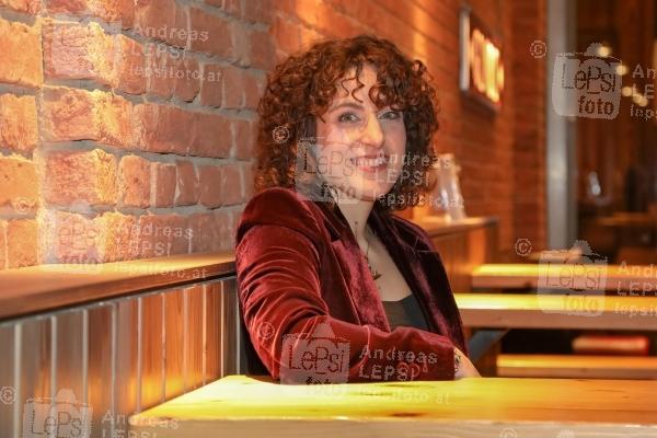 Österreichischer Kabarettpreis – 2025 24.11.2025 | Globe Wien | Verleihungs-Gala<br>im Bild:<br> Ariana Schirasi-Fard, -Portrait,